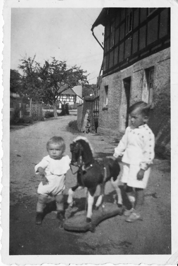 01_Seiler_Familiengeschichte © Culmitzsch, links der Vater, rechts Onkel Hermann