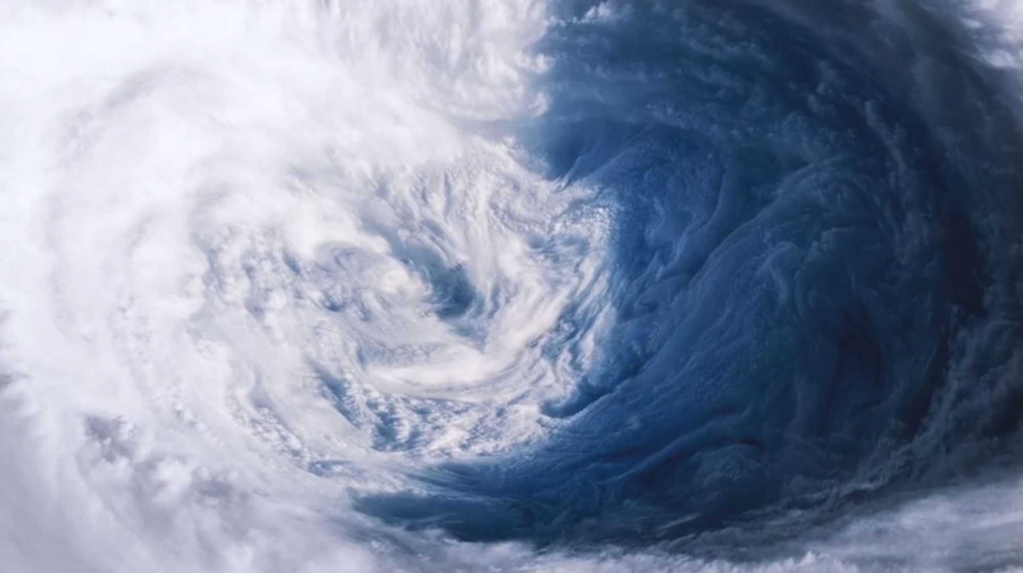 30_Kucher_Kräfte_Eye of Hurricane Seen from Space. Zoom Out. © Maradonas_land